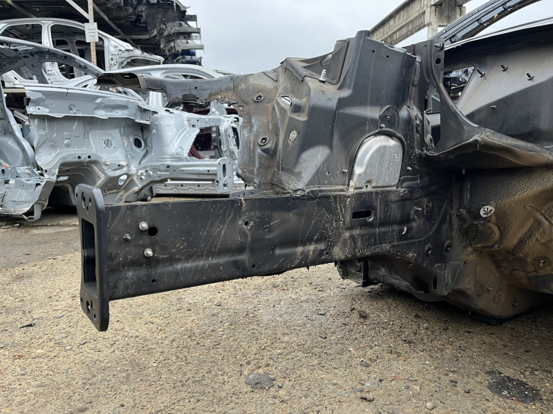 Четверть передняя правая Audi A4 B9 17-20 на кузове, графит, замят порог