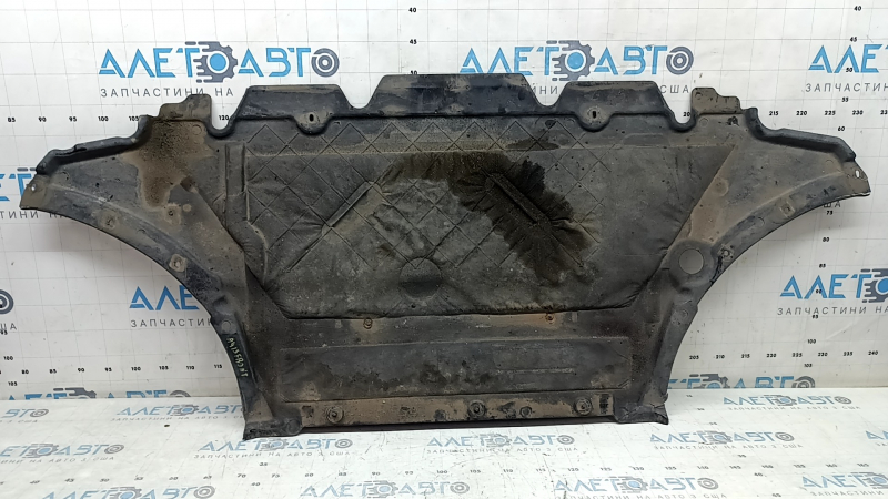 Защита двигателя Audi A4 B8 13-16 надрывы, трещины, затерта, нет фрагмента