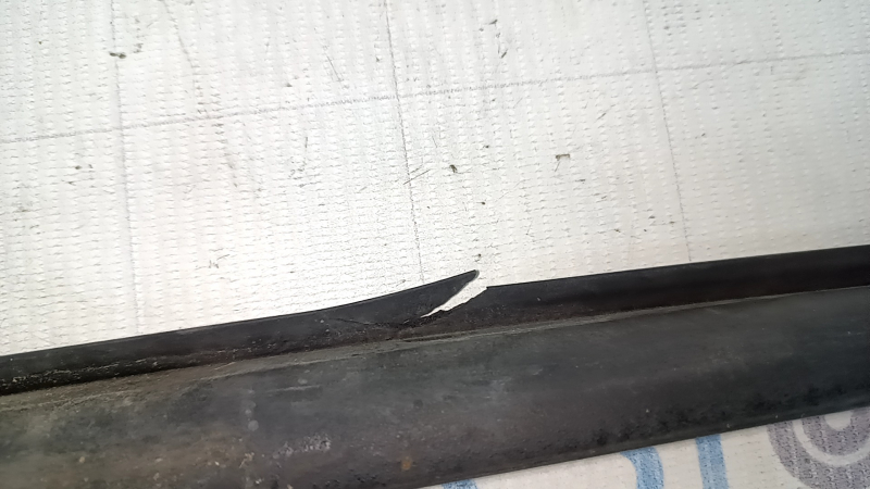 Garnitura pragului ușii din dreapta la un Volvo XC60 18-25 este ruptă.