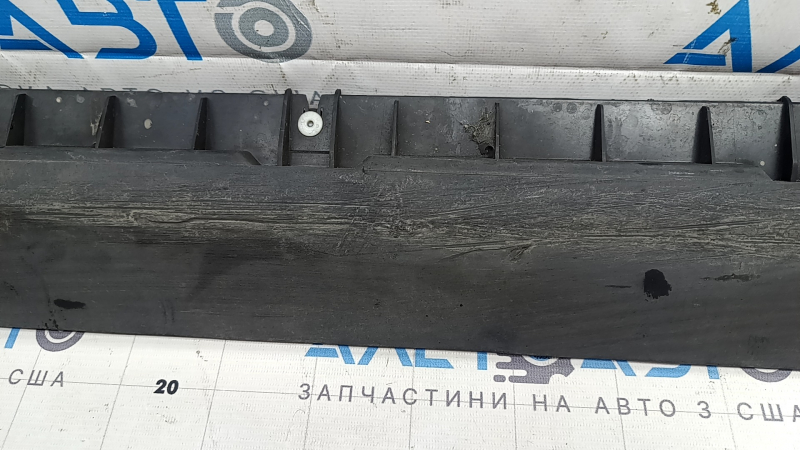 Порог правый нижняя часть Tesla Model Y 20-25 структура, царапины, надрыв, пробита