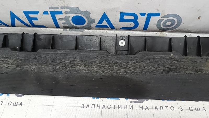 Порог правый нижняя часть Tesla Model Y 20-25 структура, царапины, надрыв, пробита