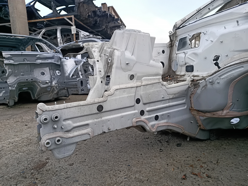 Четверть передняя правая Mercedes W213 E 17-23 на кузове, белая
