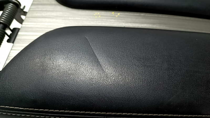 Подлокотник Nissan Murano z52 15-18 кожа черная, сколы, примята
