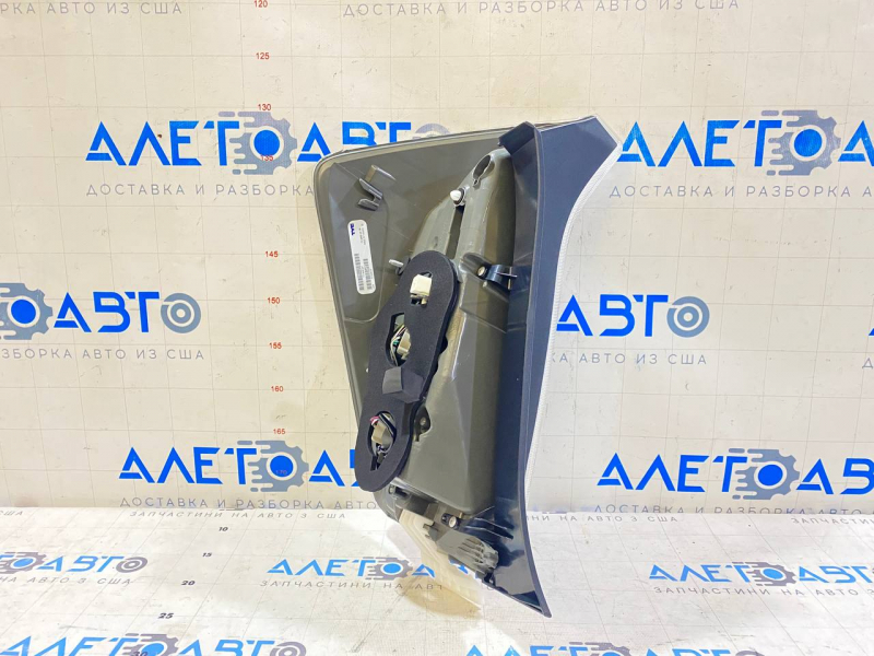 Фонарь правый Toyota Prius 30 13-15 рест LED