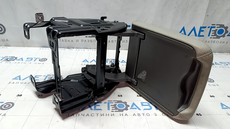Подлокотник Audi A4 B8 08-12 дорест, кожа, серый, с каркасом, порез