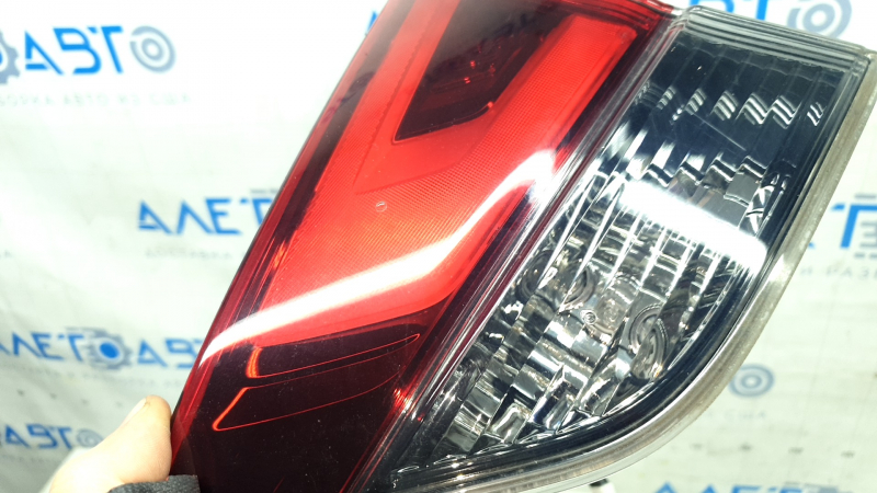 Фонарь внутренний крышка багажника правый Nissan Rogue 17-20 потёртость, царапины