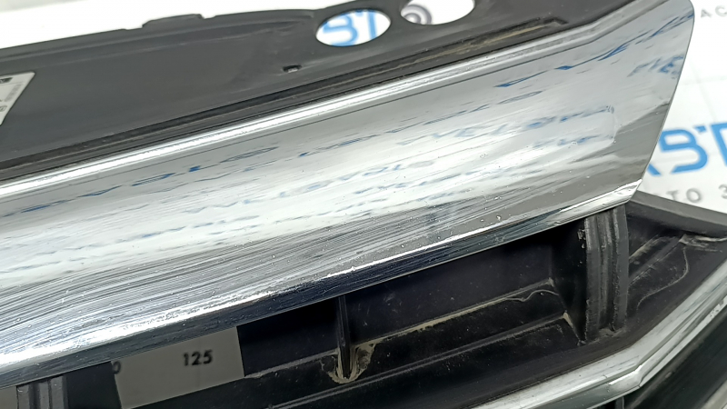 Решетка радиатора grill VW Jetta 19-21 без эмблемы под радар, песок, вздулся хром