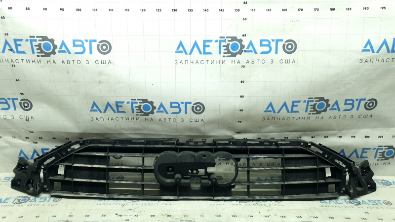 Кронштейн решетки радиатора grill Audi A6 C8 19-23 без радара