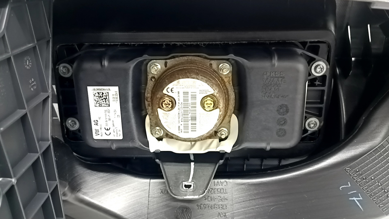 Торпедо передняя панель с AIRBAG VW Jetta 19-26 черная, ржавый пиропатрон