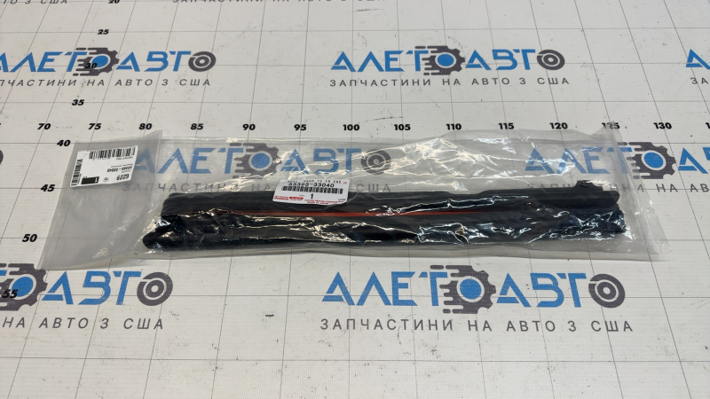 Уплотнитель капота на бампере Toyota Camry v70 18-24 SE/SXE
