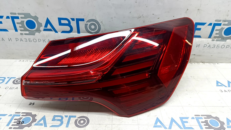 Фонарь внешний крыло правый Audi E-Tron 19-23 царапины