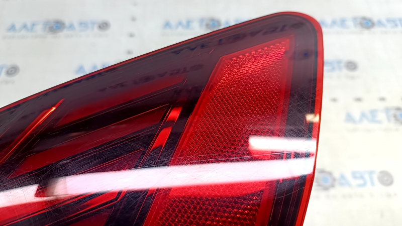 Фонарь внешний крыло правый Audi E-Tron 19-23 царапины