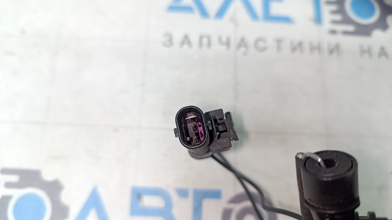 Поводок дворника левый Audi E-Tron 19-23 под две форсунки, царапины
