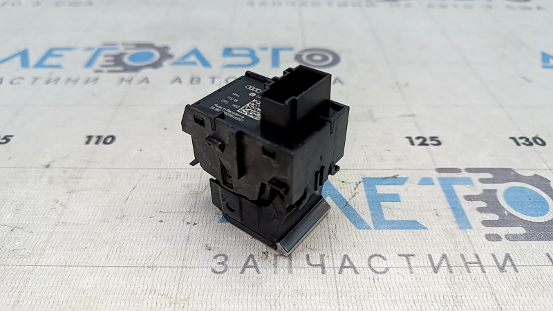 Кнопка паркинга Audi E-Tron 19-23 царапины