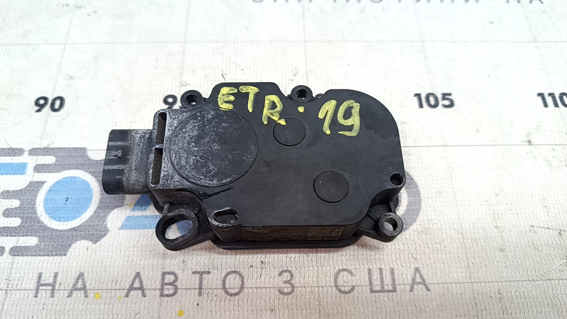 Моторчик нижней жалюзи дефлектора радиатора Audi E-Tron 19-23