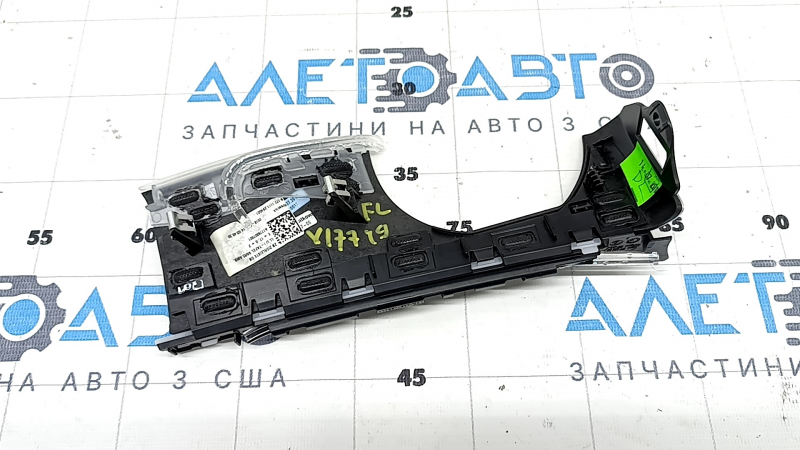 Накладка передней панели левая Mercedes A-class V177 19-22 серебро с подсветкой