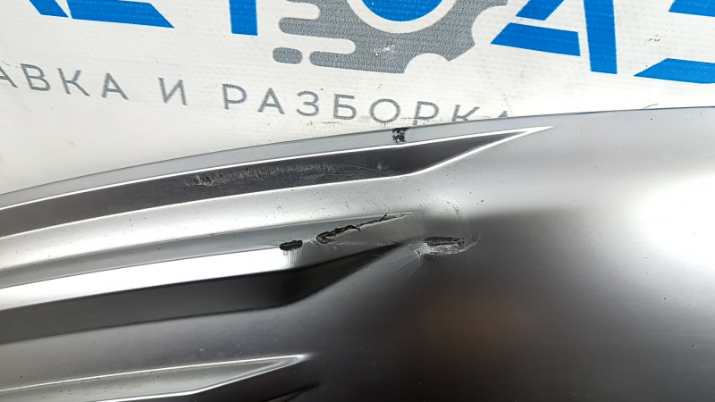 Накладка губы заднего бампера нижняя Audi E-Tron 19-23 серебро, царапины