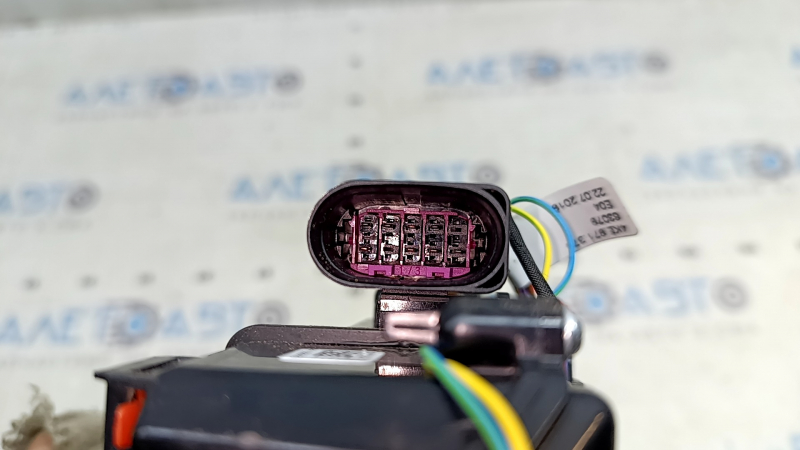 Корпус порта зарядки левый Audi E-Tron 19-23 голый, без рисунка зарядки на клавише