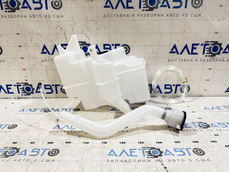 Бачок омывателя Toyota Prius 50 16-22 с моторчиком, с горловиной и крышкой