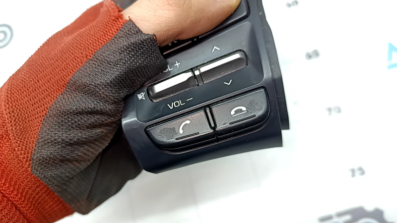 Кнопки управления на руле левые Hyundai Elantra AD 19-20 сломано крепление, потертость