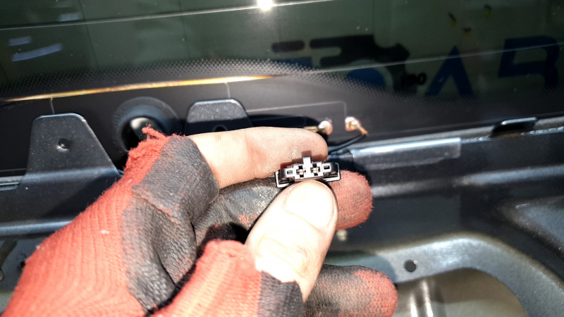 Дверь багажника голая со стеклом Audi Q5 8R 09-17 с спойлером и стоп-сигналом, графит LX7R, царапины на стекле, царапины