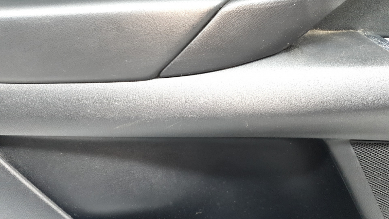 Обшивка двери карточка задняя левая Mazda CX-9 16-23 черная с черной вставкой велюр, подлокотник черная кожа, серый молдинг, потёртость, царапины