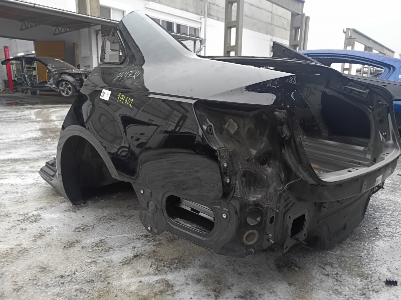 Четверть крыло задняя левая Audi A4 B9 17-19 на кузове, черная, тычка