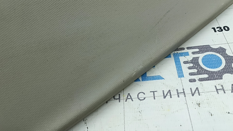 Накладка задней стойки левая Chevrolet Volt 11-15 беж, царапина