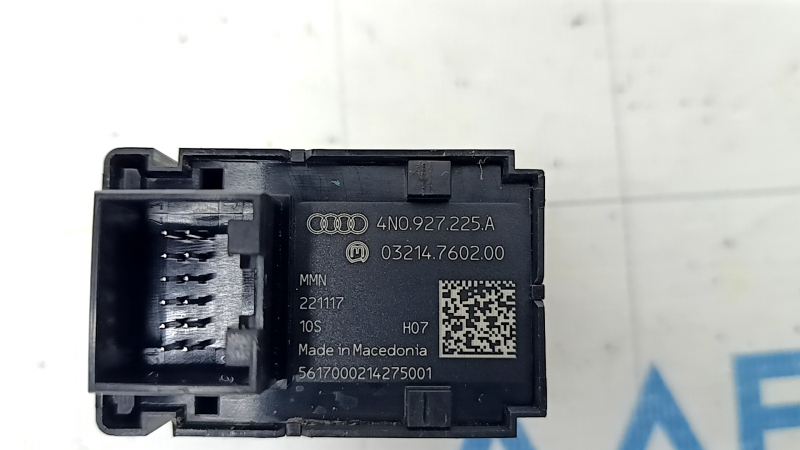 Кнопка паркинга Audi Q8 19-26 черная с хром