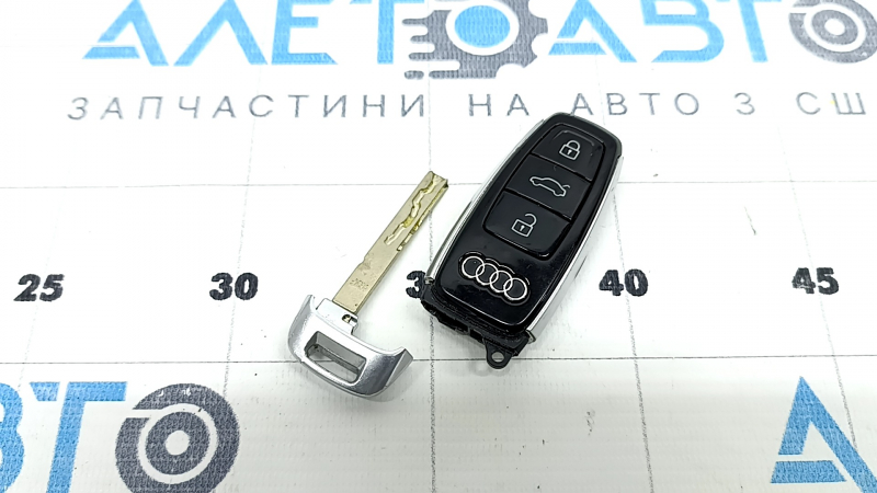 Ключ Audi Q8 19-26 4 кнопки, черный глянец, потерт, тычки, царапины