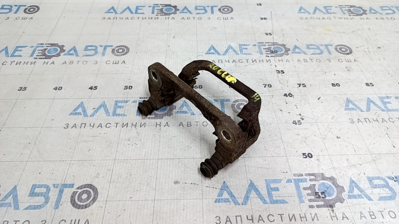 Скоба суппорта задняя правая Nissan Rogue 14-20 ржавая