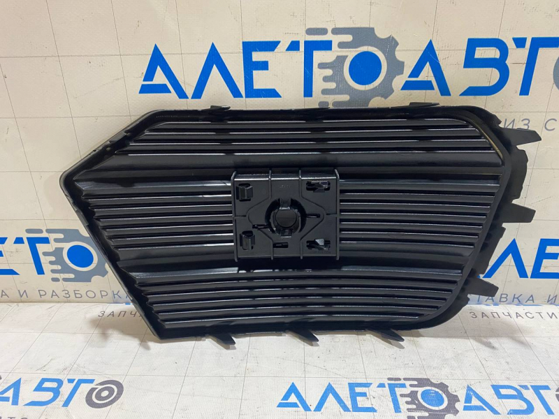 Решетка переднего бампера левая Audi Q3 16-17 под цельный бампер, под парктроник