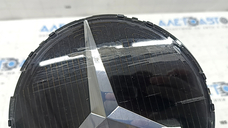 Эмблема решетки радиатора grill Mercedes X247 GLB 20-26 под радар, с подогревом, нет обрамления, царапины