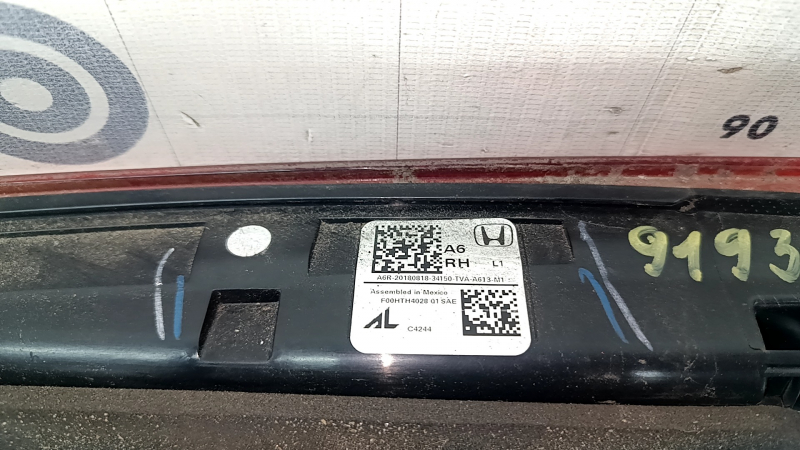 Фонарь внутренний крышка багажника правый Honda Accord 18-20 hybrid, царапины