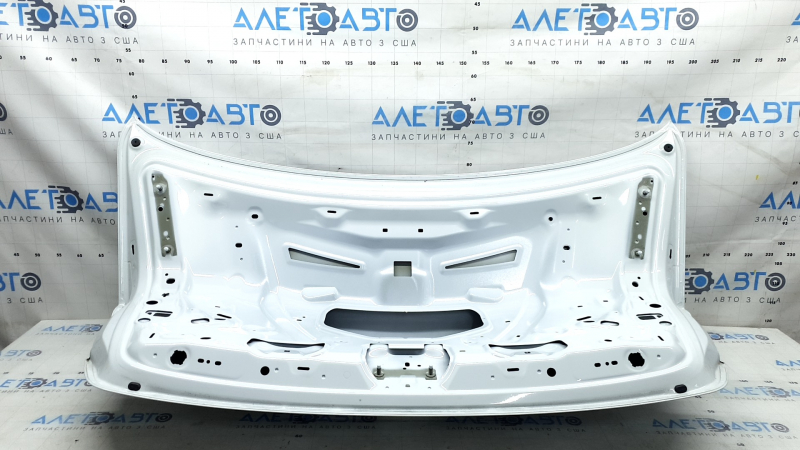 Крышка багажника Audi A4 B9 17-19 белый LY9C, окрашена 0,25-0,3, царапины