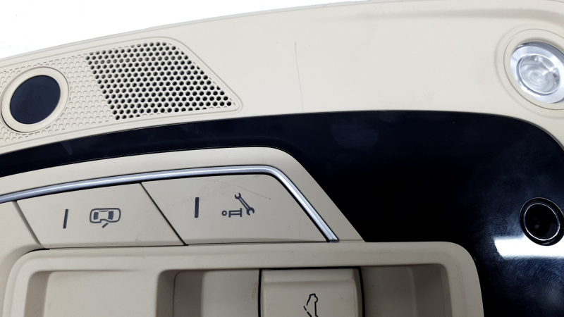 Плафон освещения передний в сборе Audi A4 B9 17-19 серый, под люк, царапины, треснут