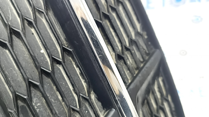 Решетка переднего бампера правая Audi A6 C7 16-16 хром молдинг, песок
