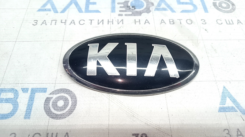 Эмблема значок переднего бампера Kia Niro 17-22 царапины, вздулся лак