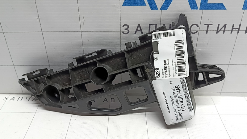 Крепление переднего бампера правое Toyota Prius V 12-17