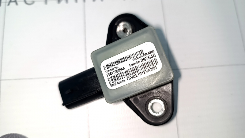 Датчик подушки безопасности дверной правый Fiat 500 12-19 надлом крепления