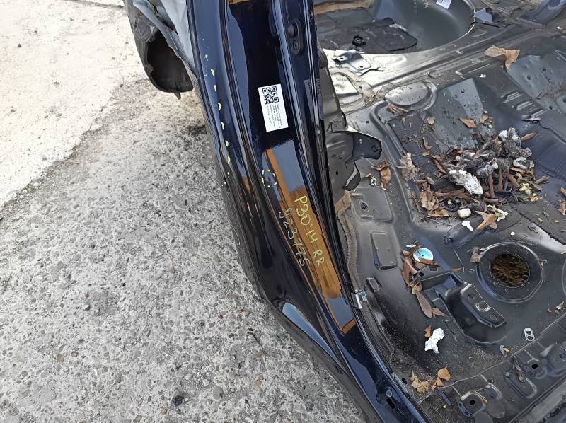 Закат заднего крыла правый Toyota Prius 30 13-15 на кузове, черный, замят, тычка