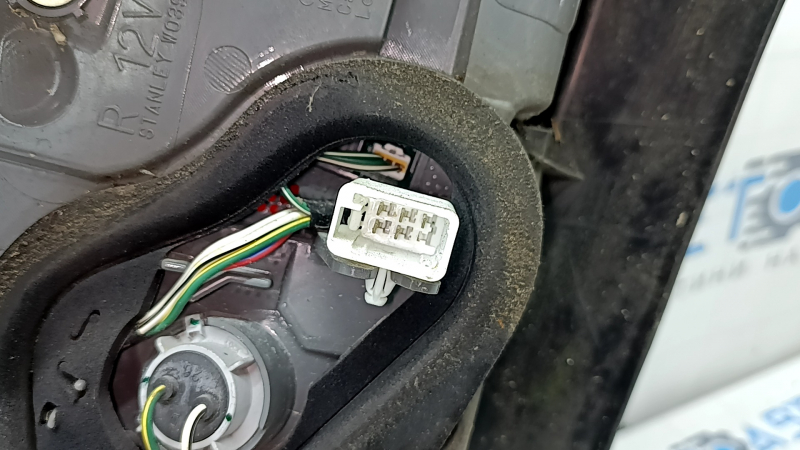 Фонарь правый Toyota Prius 30 13-15 рест, трещины в стекле, потерт