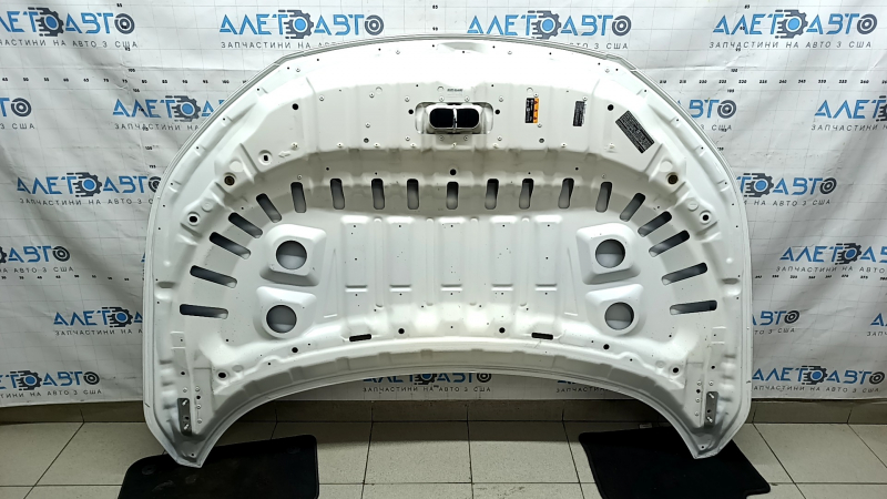Капот голый Nissan Rogue 21-26 алюминий, белый QAK, сколы