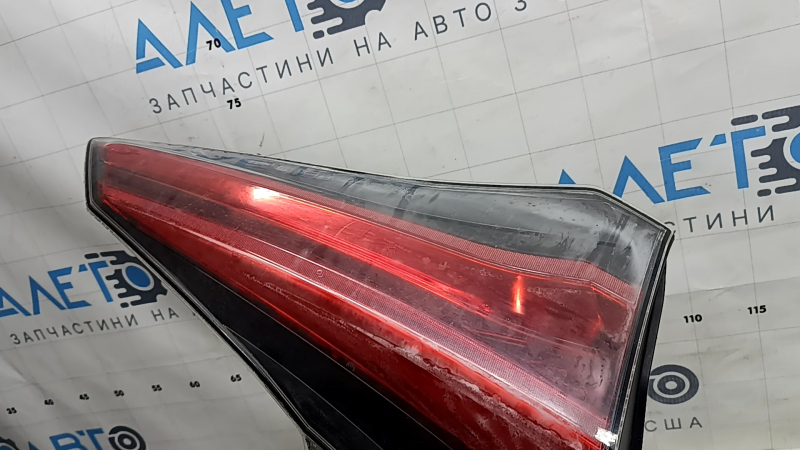 Фонарь внутренний дверь багажника левый Toyota Rav4 16-18 LED, запотевший
