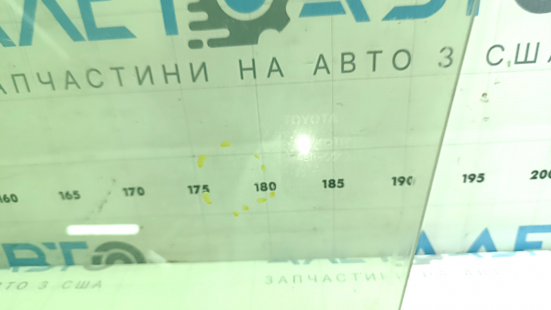 Стекло двери передней правой Toyota Rav4 13-18 царапины