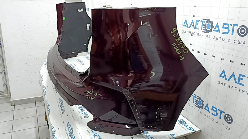 Бампер задний голый Ford Edge 19-24 без парктроников, бордовый, прижат, царапины