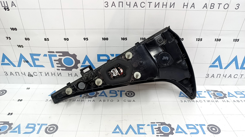 Фонарь внутренний дверь багажника левый Kia Sportage 23-25 галоген, потерт