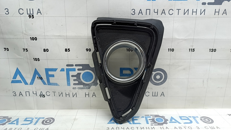 Решетка переднего бампера правая Toyota Rav4 16-18 под ПТФ с хром обрамлением