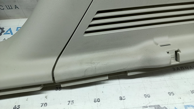 Накладка задней стойки правая Jeep Compass 11-16 серая, под химчистку, царапины, дефект крепления