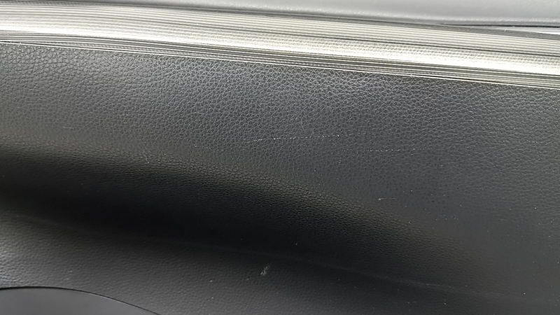 Обшивка двери карточка передняя правая Toyota Venza 21-22 XLE, Limited кожа черная с серой строчкой, темно-серая накладка с хром молдингом, с ручкой, царапины